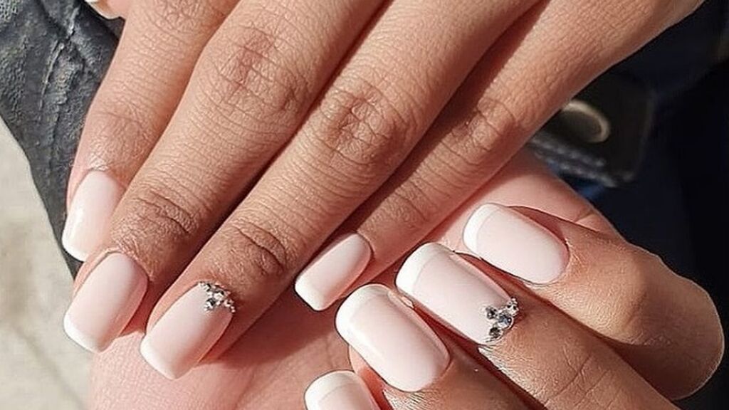 5 diseños de uñas cortas súper elegantes que te harán amar los mini  manicures  Glamour